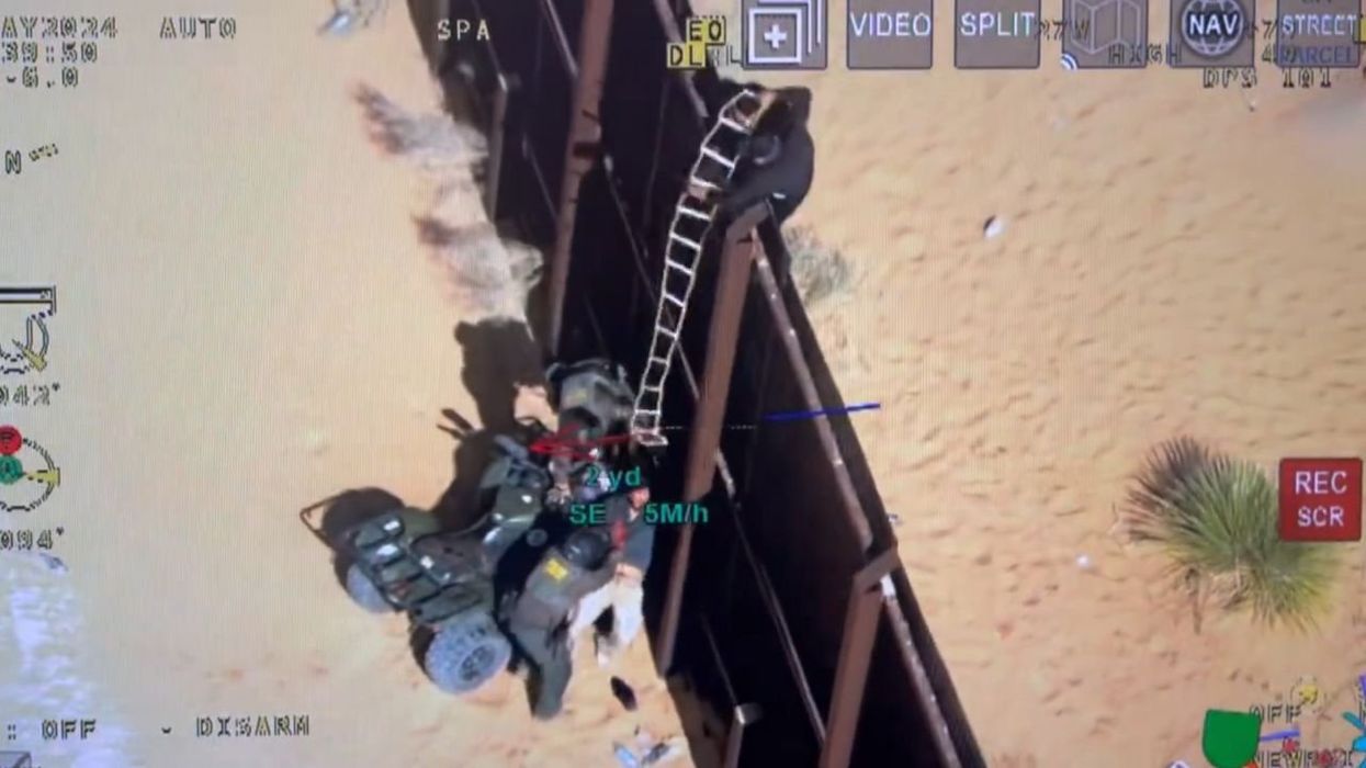 Illegal aliens attempting to scale border wall throw rocks, sand, and water bottles at Border Patrol agents: Video
