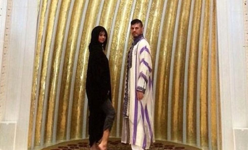 Examine This Photo of Selena Gomez Visiting an Abu Dhabi Mosque — Can You Spot Why Some Are Upset?