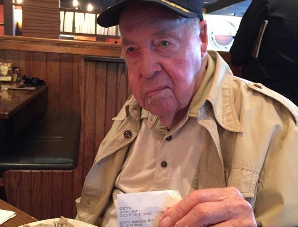 92-Year-Old WWII Vet and His Son Were Waiting for the Check at Outback — Here’s What They Got Instead