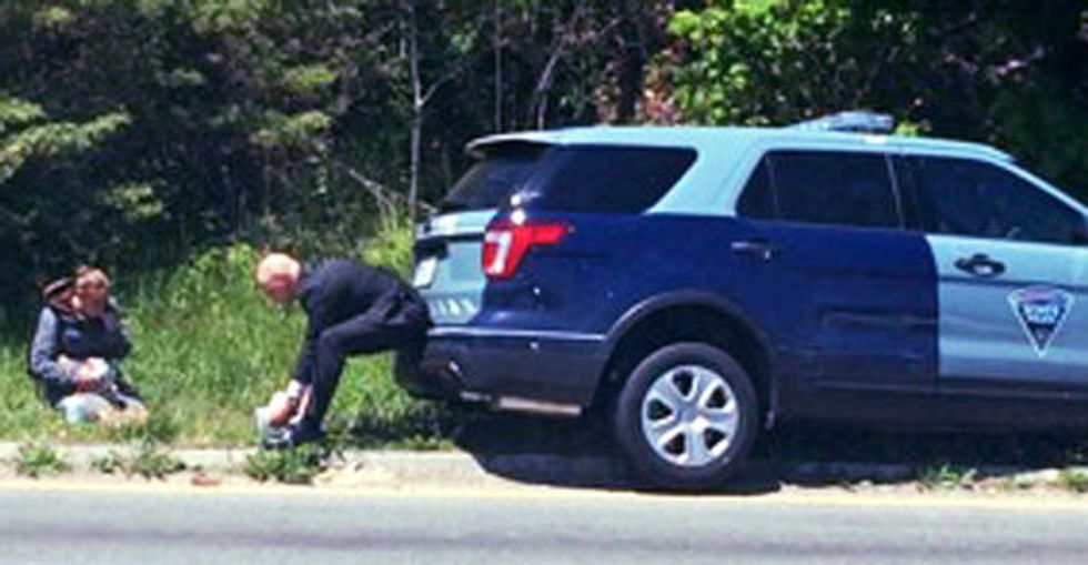 Viral Photo Perfectly Captures State Trooper’s Honest Moment With Homeless Mother of Four