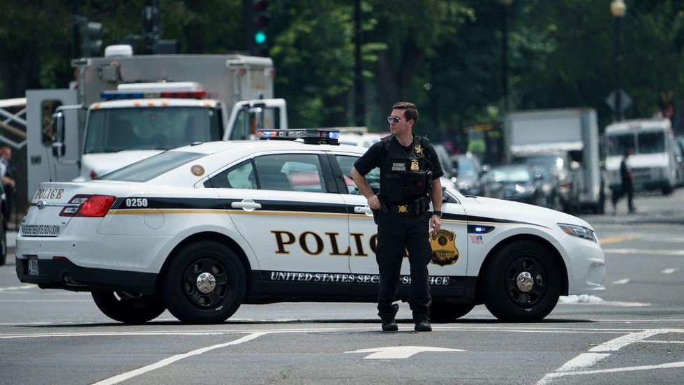 Man yelling 'Where's the president?' assaults Secret Service officer outside the White House