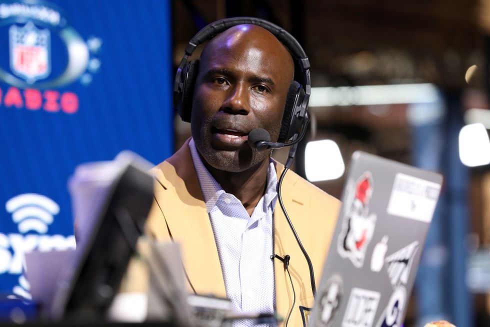 NFL Hall of Famer Terrell Davis: I was handcuffed, taken off United plane after simple 'tap' on flight attendant's shoulder