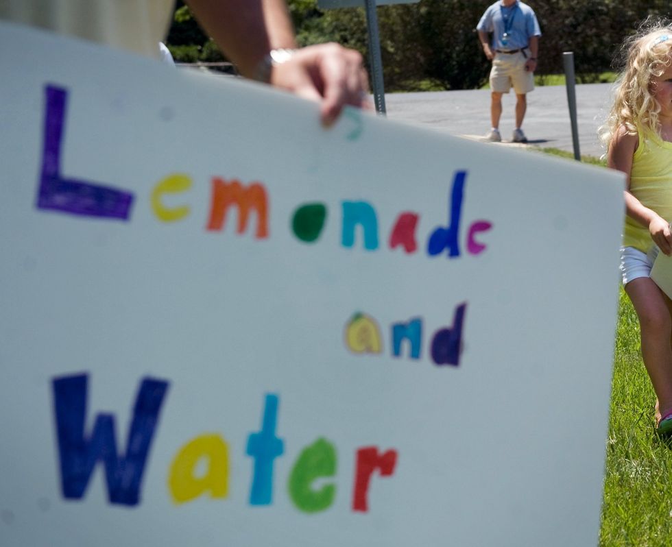 Video captures smiling man walking up to kids' lemonade stand and running away after snatching their money