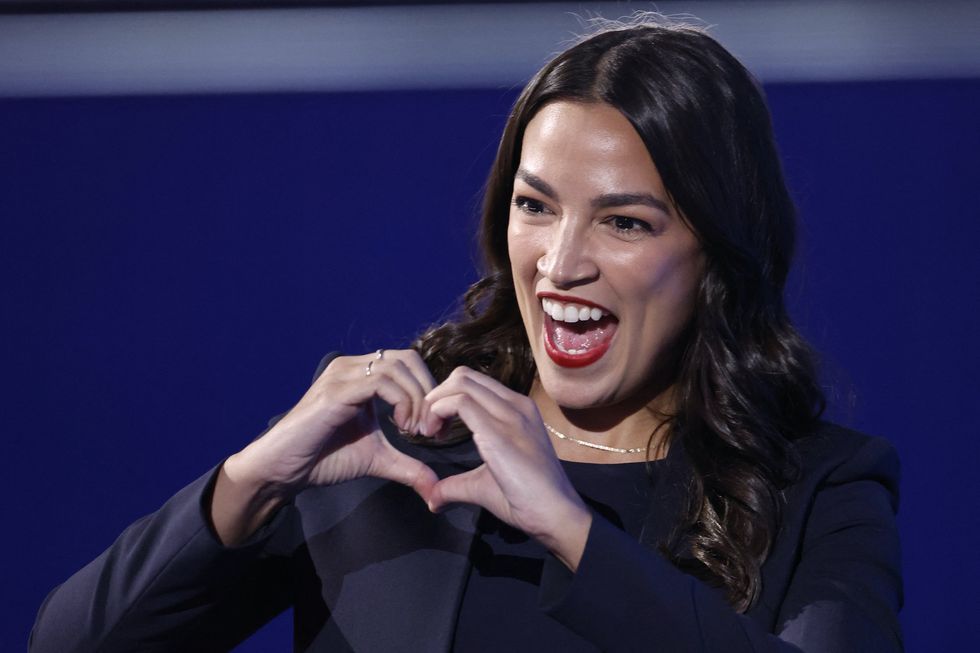 Ocasio-Cortez endorses bizarre bathroom post-it outreach to fearful red state wives: 'This is real'