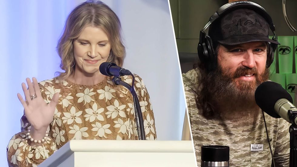 Missy Robertson receives Moms for America award, and TRUMP shows up for her POWERFUL Jesus speech