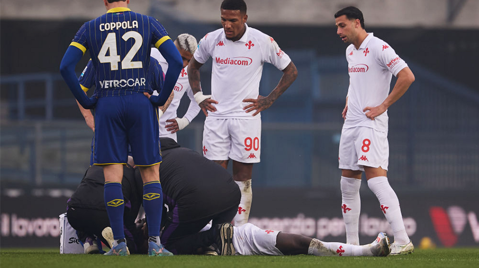 Italian soccer player collapses on field after attempting to play with head injury