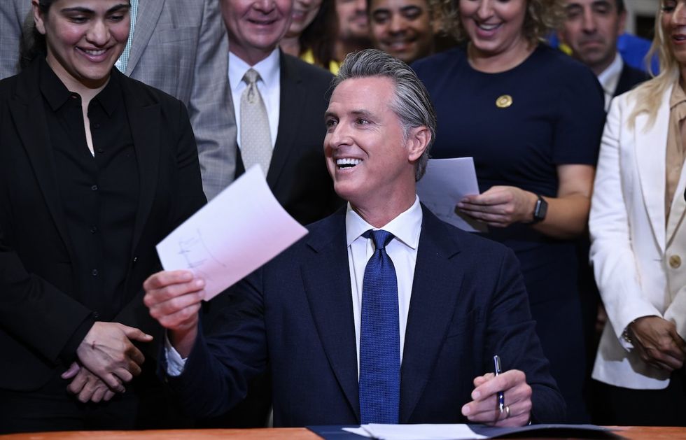 Mob pulls off 3 smash-and-grab robberies in 20 minutes at LA 7-Elevens — on same day Newsom signs bills fighting same crimes