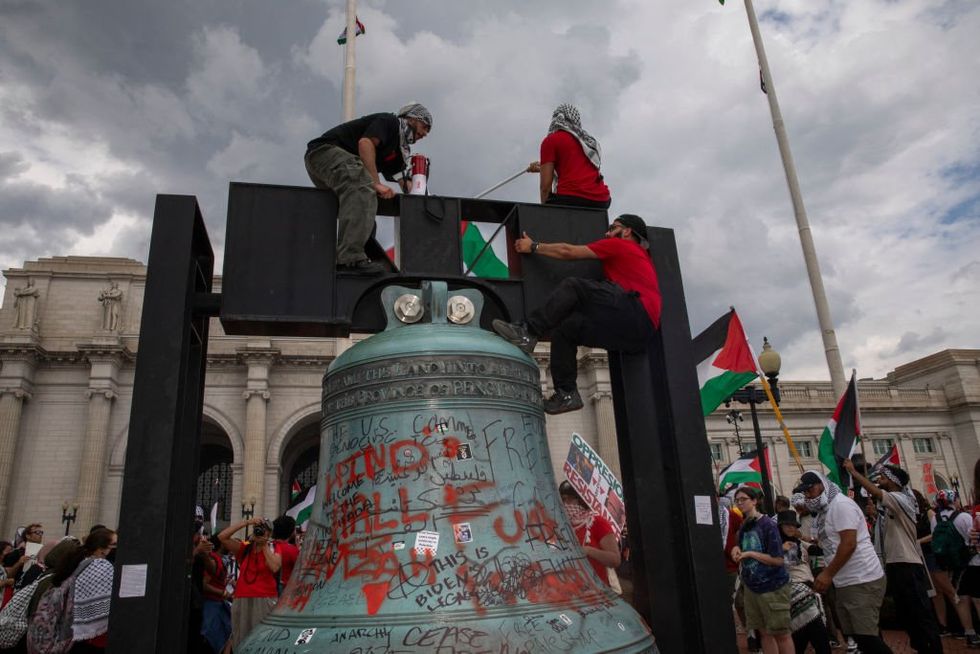 Pro-Palestinian hooligans vandalize Union Station at anti-Israel protest, Republicans restore American flags: 'It's outrageous'