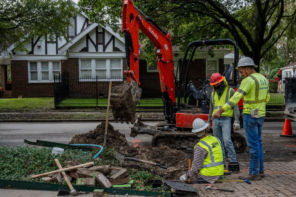 Video captures construction workers fighting off alleged robber armed with gun